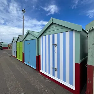  Apartment Large 2 Bedroom Private With Parking & Hut